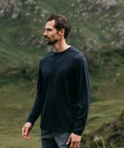 New Finisterre Men's Seeker Merino Long Sleeve T-Shirt Navy