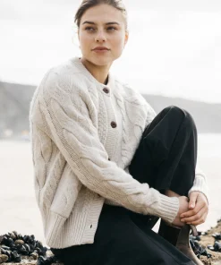 Hot Finisterre Women's Ennis Cable Knit Cardigan Oatmeal