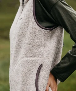 Fashion Finisterre Women's Hegen Wool Fleece Vest Oatmeal
