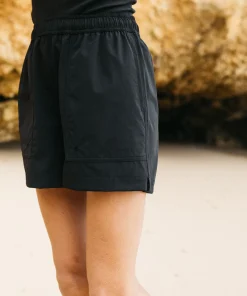 Outlet Finisterre Women's Walker Hybrid Shorts Black
